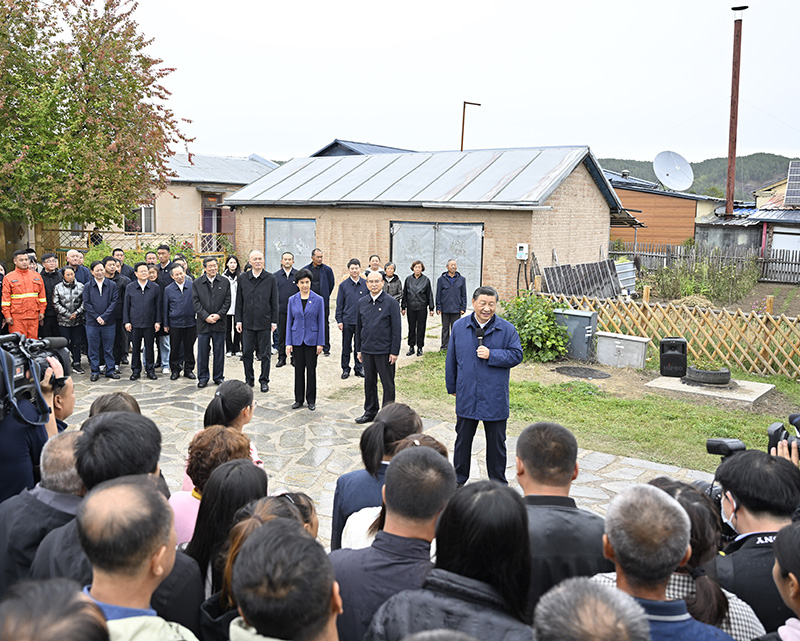 9月6日至8日，中共中央總書(shū)記、國(guó)家主席、中央軍委主席習(xí)近平在黑龍江考察。這是6日下午，習(xí)近平在大興安嶺地區(qū)漠河市北極村考察時(shí)，同當(dāng)?shù)厝罕娪H切交流。
