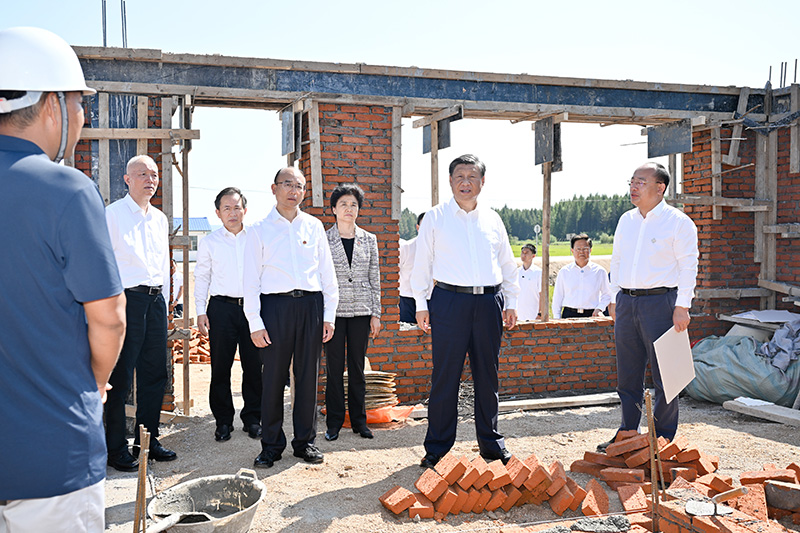 9月6日至8日，中共中央總書(shū)記、國(guó)家主席、中央軍委主席習(xí)近平在黑龍江考察。這是7日上午，習(xí)近平在遭受洪澇災(zāi)害的哈爾濱尚志市老街基鄉(xiāng)龍王廟村，察看水毀房屋重建情況。