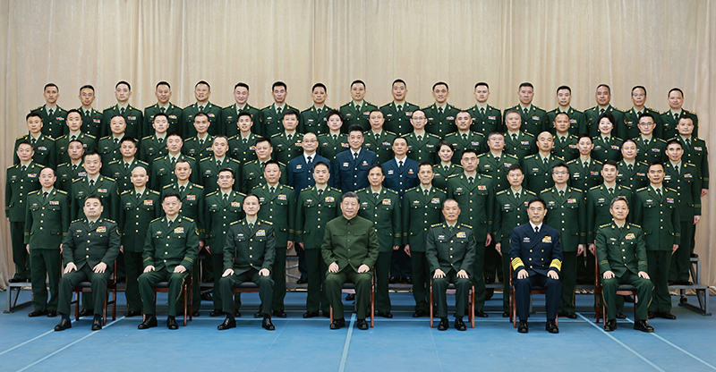 11月29日，中共中央總書記、國(guó)家主席、中央軍委主席習(xí)近平到武警海警總隊(duì)東海海區(qū)指揮部視察。這是習(xí)近平親切接見(jiàn)東海海區(qū)指揮部有關(guān)同志，同大家合影留念。